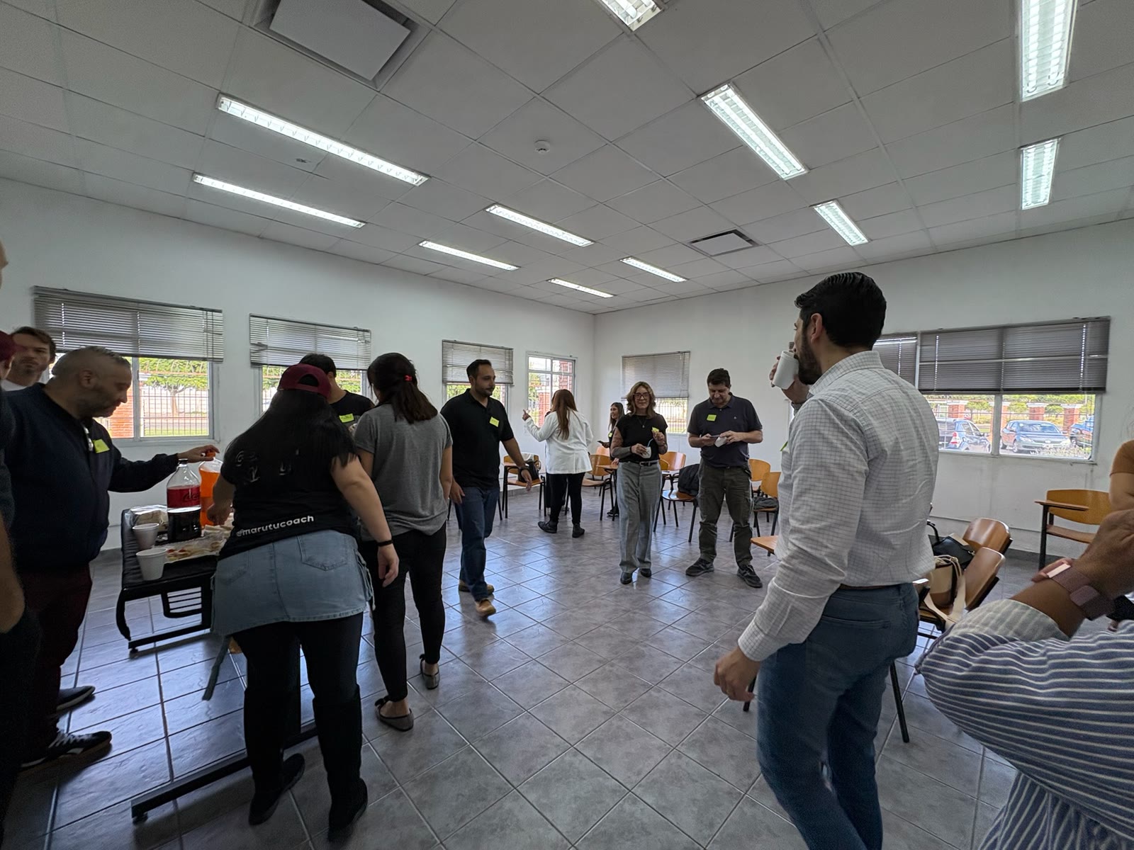 Eleonora acompañando un taller