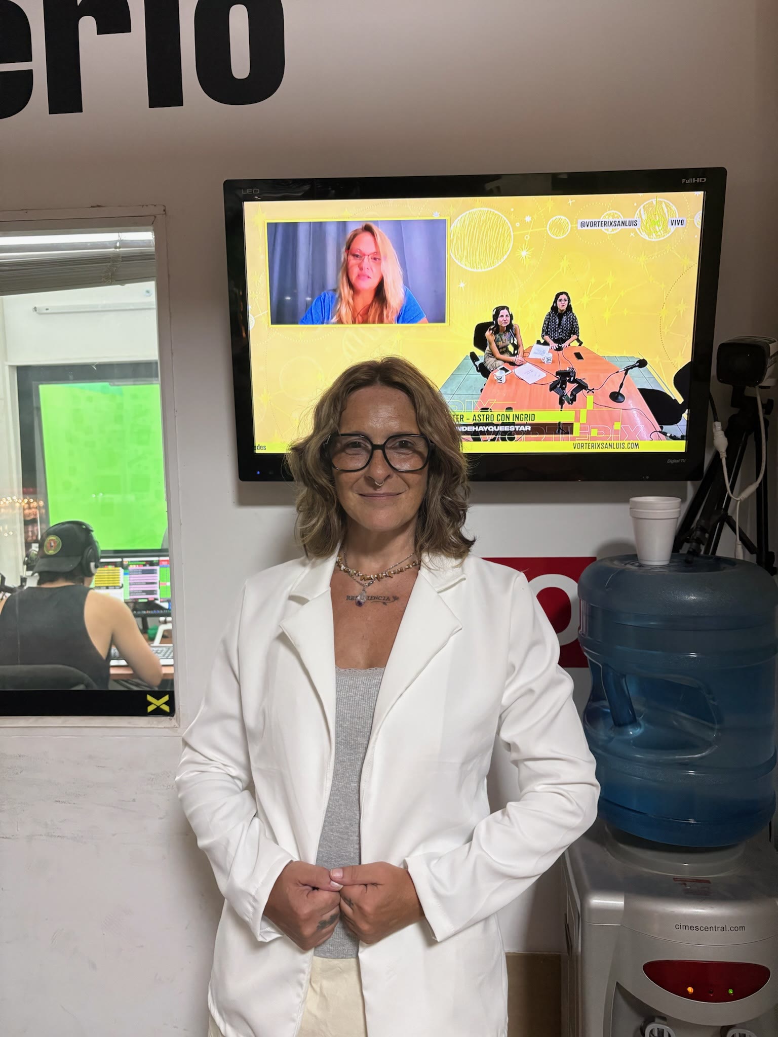 Eleonora en una entrevista de radio