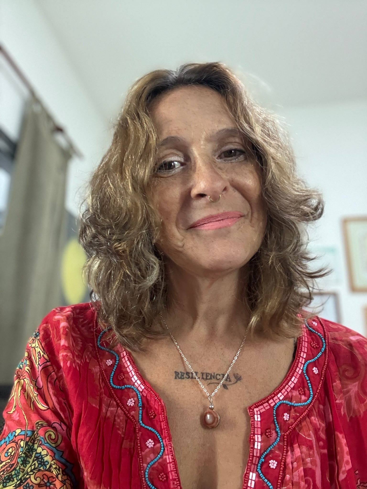 Eleonora acompañando un grupo en círculo