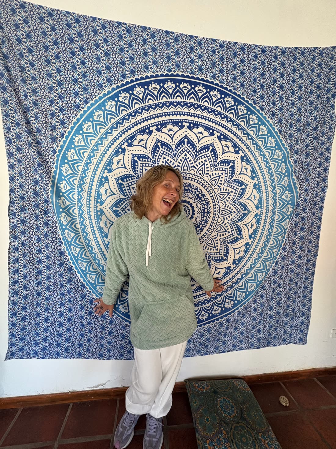Eleonora riendo frente a un mandala